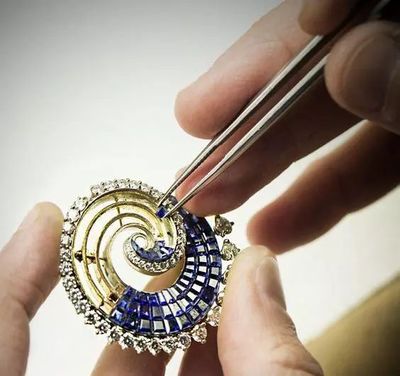 珠寶首飾為何如此貴？工藝、鑲嵌與科技成本解析
